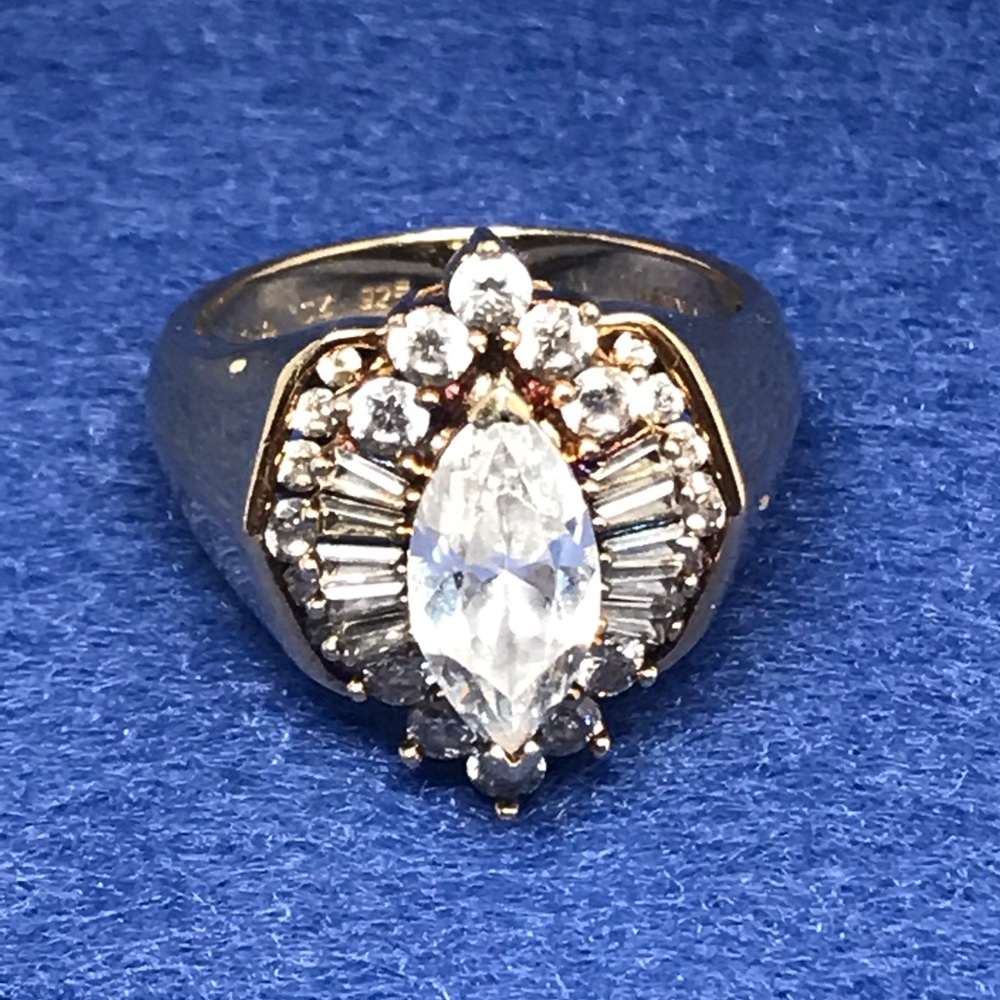 Marquis cut diamonque gold ring